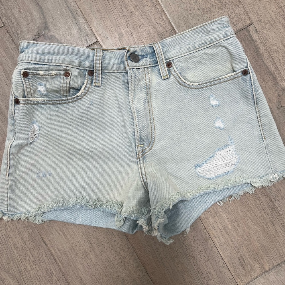 Aritzia - Levi Light Wash Distressed Denim Shorts
